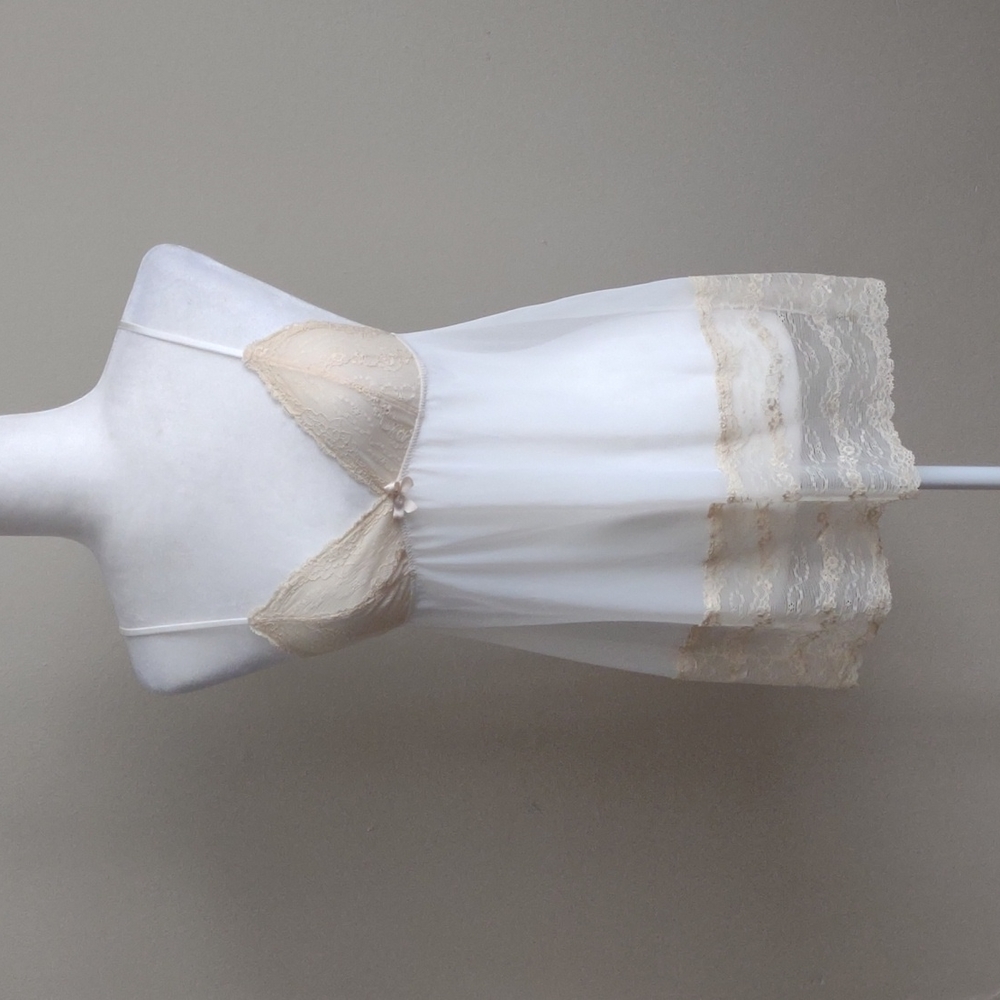 Gilligan & O'Malley white and cream-color lingerie top.‎ Size S